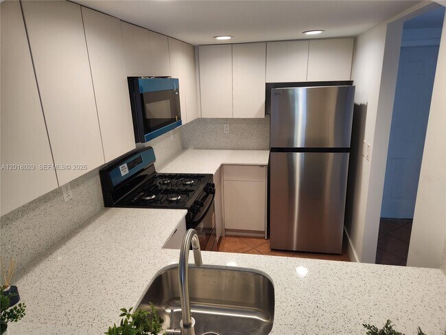 Foto del edificio - 6709 N Kendall Dr