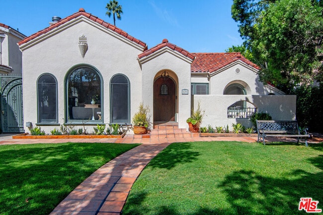 Building Photo - 121 S Poinsettia Pl