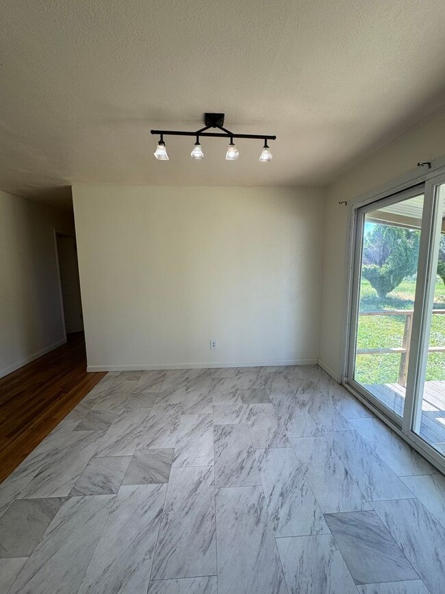 Foto del edificio - 3 bed 1 bath with large back yard - ONE SMALL PET CONSIDERED!