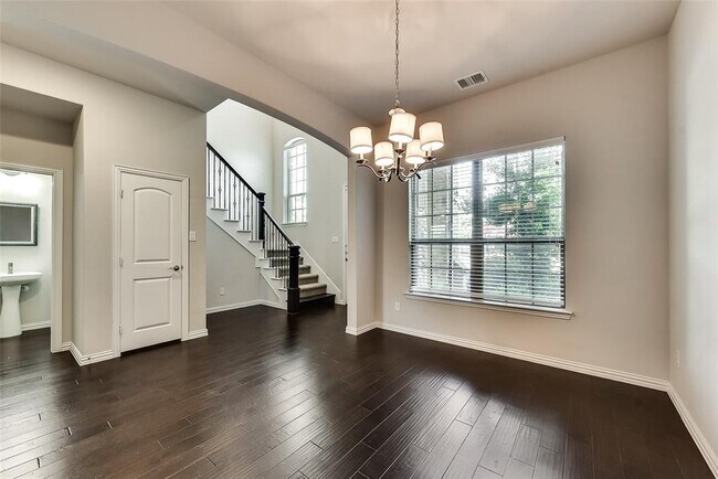 Foto del edificio - 245 E Spring Valley Rd