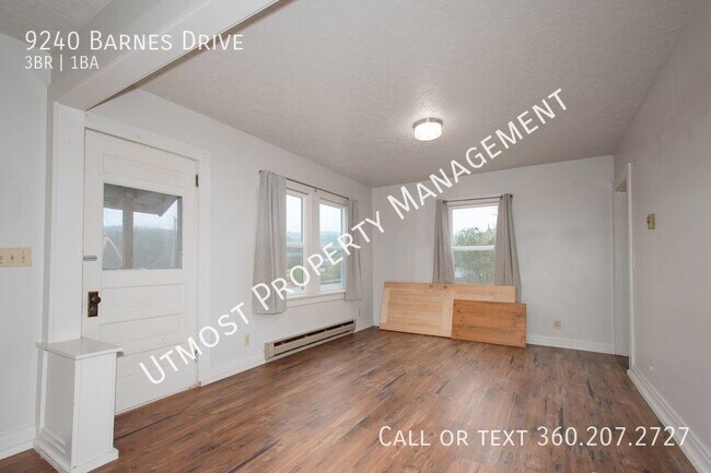 Building Photo - 3 bedroom charming farm house