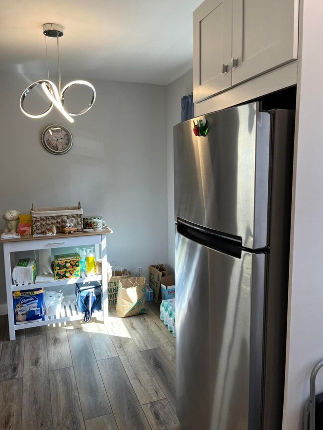 Building Photo - 812 Burgundy Q