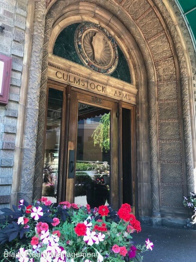 Building Photo - 328 W 8th Ave