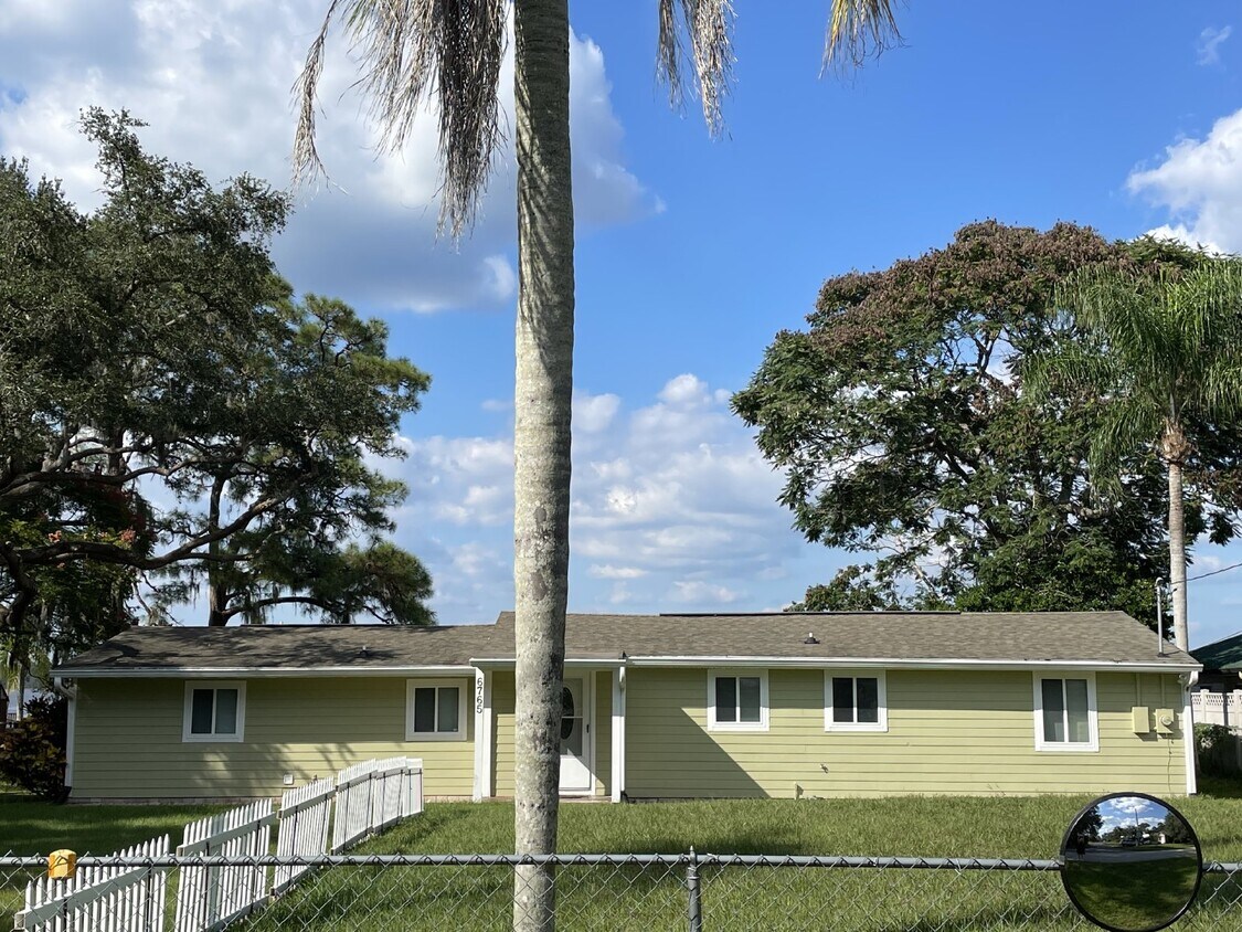Primary Photo - 3 BD/2B - House is on THE CHAIN OF LAKES