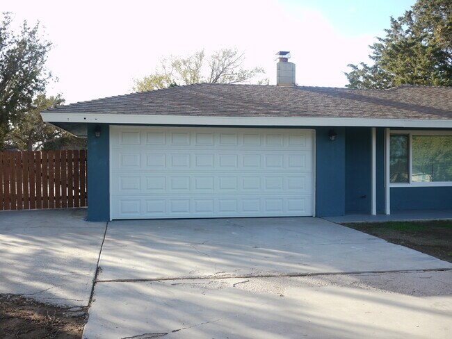 Building Photo - Charming 2-Bed, 1.5-Bath Home with 2-Car G...