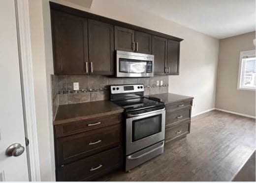 Photo du bâtiment - Beautiful 2-Storey Half Duplex in Garden Heights!