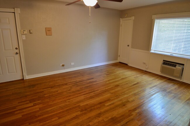 Building Photo - Amazing 2bd condo! Close to Cherry Creek, ...