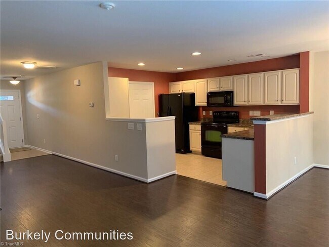 Building Photo - Studio, 2.5 bath House - 235 Blue Robin Way