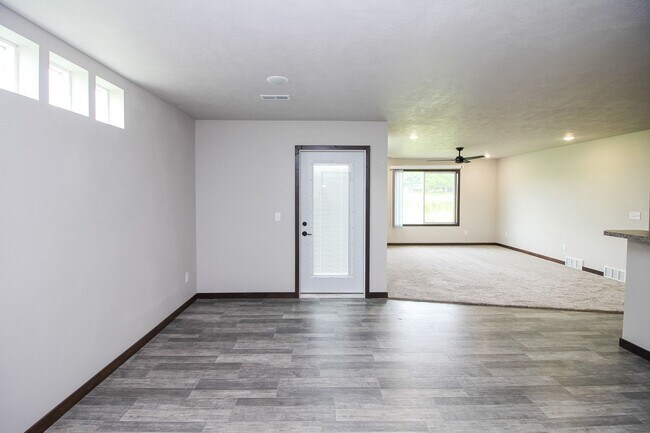 Building Photo - Newer 3 bed 2 bath in Tea  Special rate $1775 with a 13 month lease