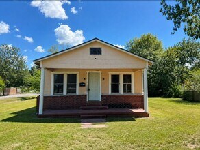 Building Photo - 2405 Primrose St