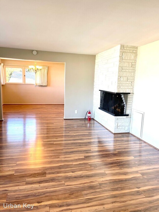 Building Photo - 3 br, 2 bath House - 8023 NE 28th St
