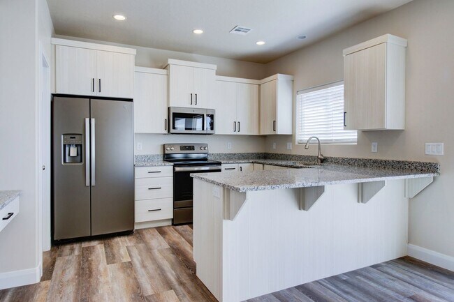 Foto del edificio - Beautiful 3 bedroom, 2.5 bathroom townhome...