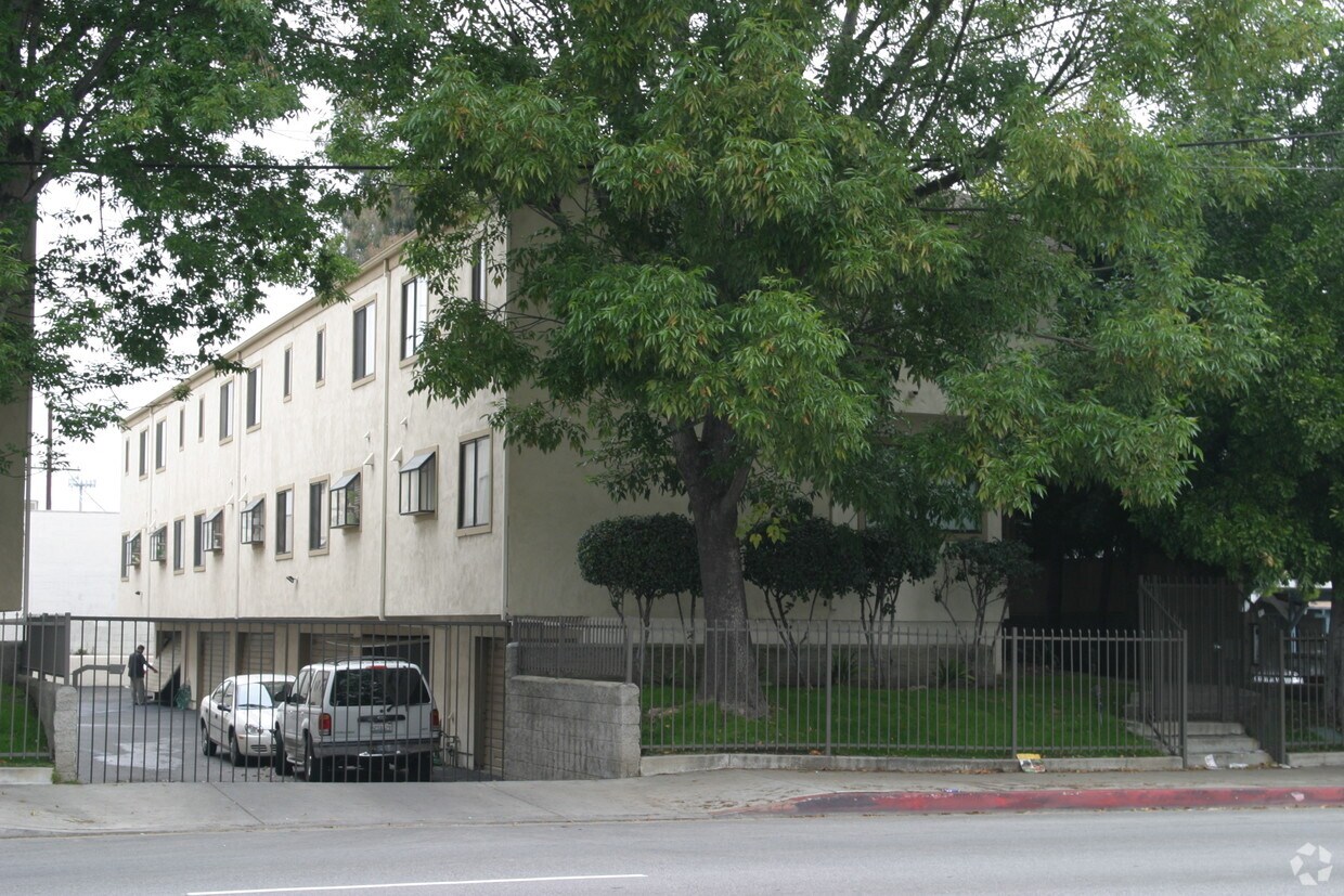 Building Photo - 14715 Saticoy St