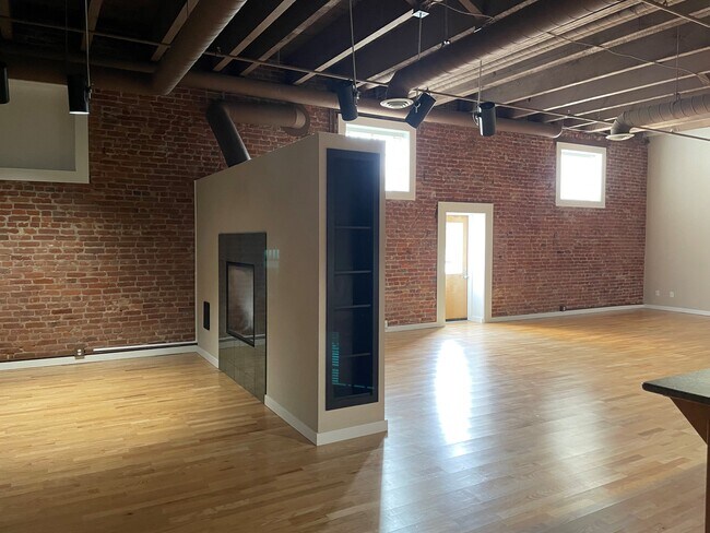 Fotografía del edificio - 315 W Riverside Ave