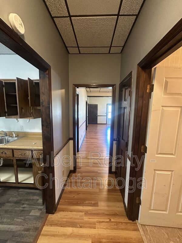 Building Photo - 504 E Valley Rd