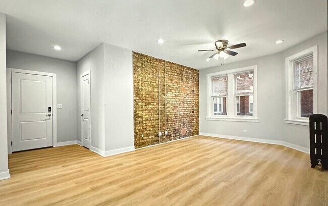 Building Photo - 7385 N Damen Ave