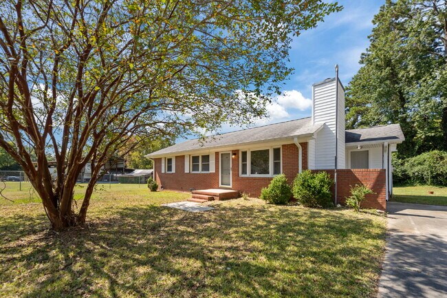 Foto del edificio - Nice 3 Bedroom Home -2503 Country Club Rd.