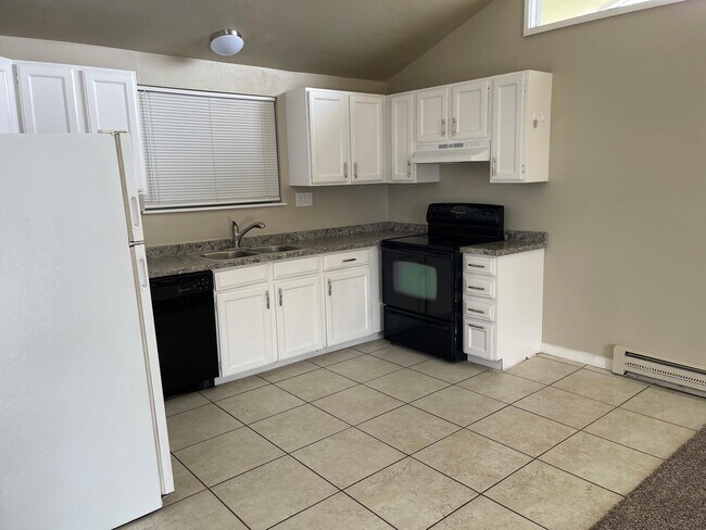 Building Photo - 683 E Clarion Dr