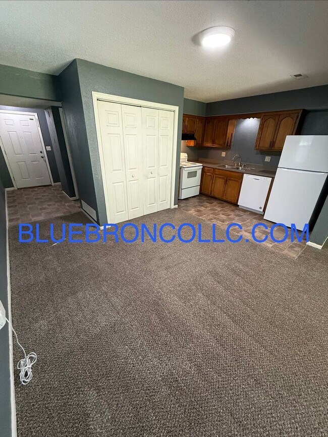 Foto del edificio - This one will go fast, marvelous 3 bedroom for great price in Lee's Summit