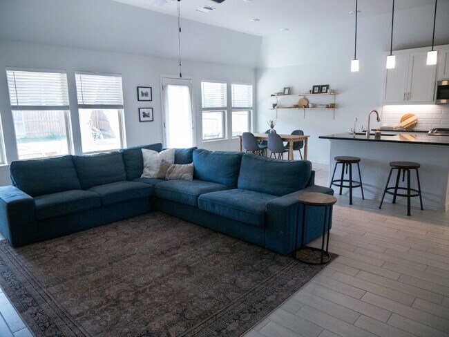 Foto del edificio - Gorgeous 3-Bedroom Home with Granite Countertops in 6 Creeks! Must-See!