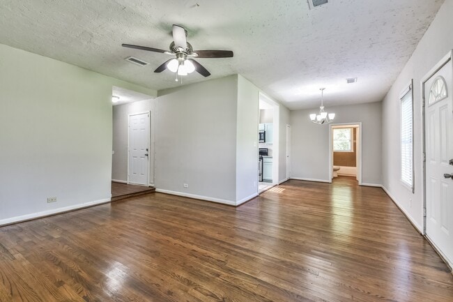 Foto del edificio - Comfy 3 Bedroom Home Complete Rennovation!...