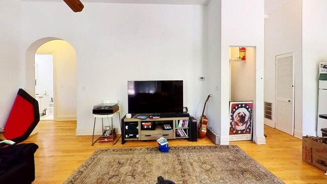 Building Photo - Duplexed Lakeview Three Bedroom Two Bath
