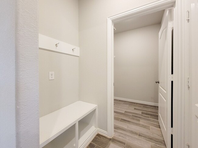 Building Photo - Quiet Cul De Sac! Tray Ceiling in Family & Primary suite. Wood Like Tile, Modern Gray Walls, Grea...