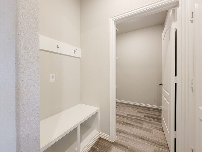 Foto del edificio - Quiet Cul De Sac! Tray Ceiling in Family & Primary suite. Wood Like Tile, Modern Gray Walls, Grea...
