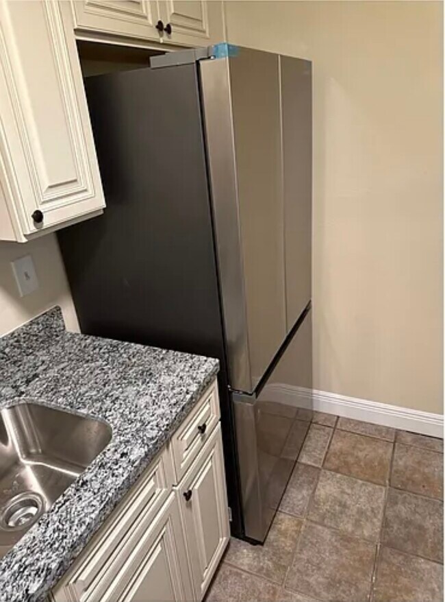 Refrigerador - 705 Vouray Dr