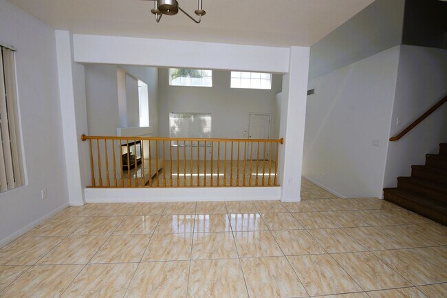 Building Photo - HUGE LOFT + 5 BEDROOMS IN SE