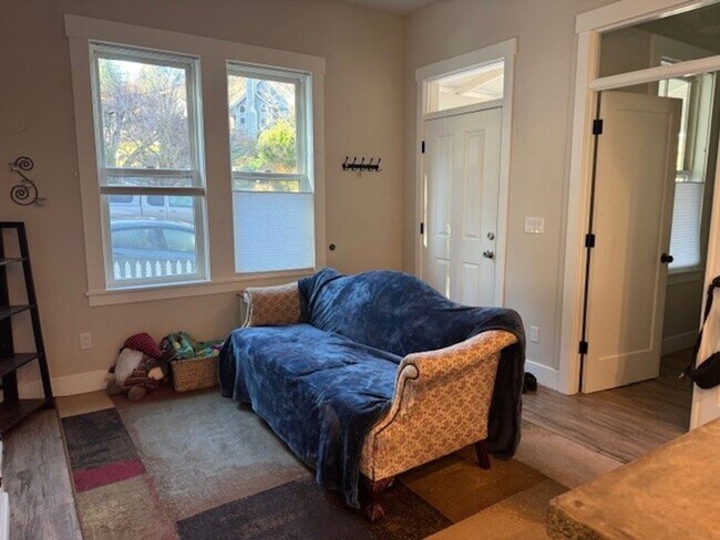 Foto del edificio - 2 bedroom Victorian era upstairs Flat walk to downtown Nevada City