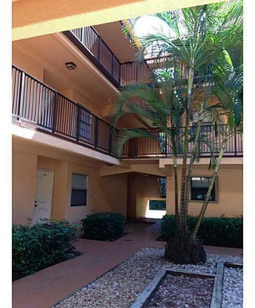Foto del edificio - 450 Commodore Dr