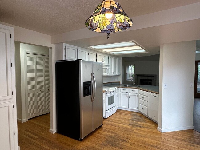 Building Photo - Large 3 Bed, 2 Bath Home!