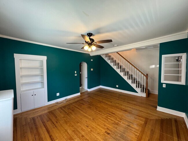 Foto del edificio - Spacious 4-Bedroom Home with Upgrades and ...