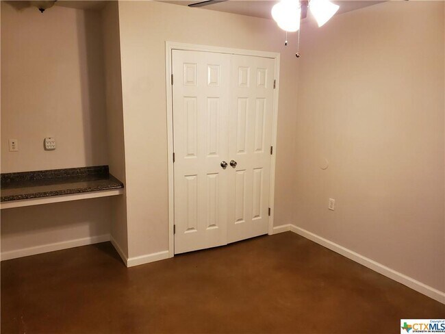 Foto del edificio - 1037 W Court St