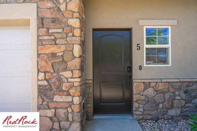 Foto del edificio - Lovely townhome with Community Pool!