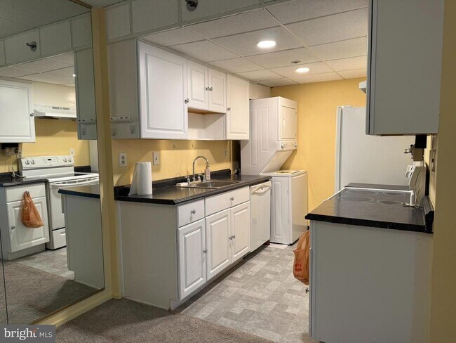 Foto del edificio - 5911 Edsall Rd