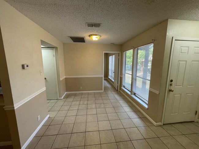 Building Photo - 318 W William Cannon Dr