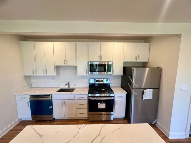 Foto del edificio - Brand New Renovation! 3 BR/ 2 BA On Quiet ...