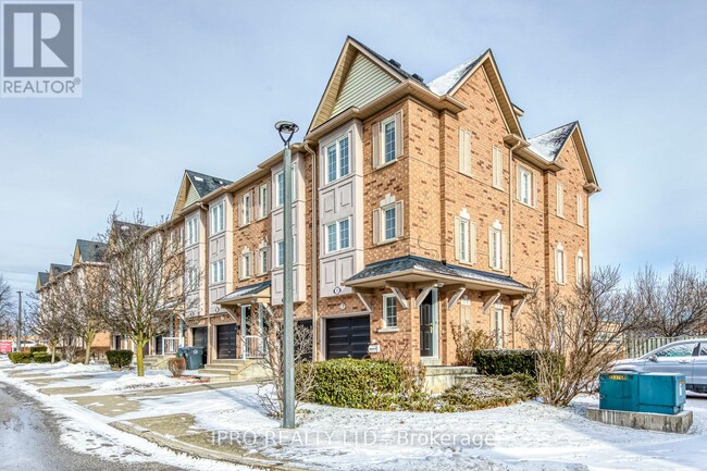 Building Photo - 1128-1128 Dundas St W