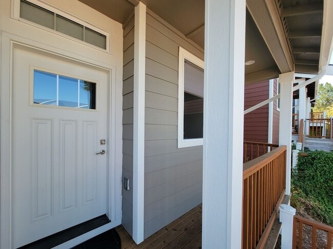 Building Photo - Beautiful, well maintained 3 bed Pinnacle ...