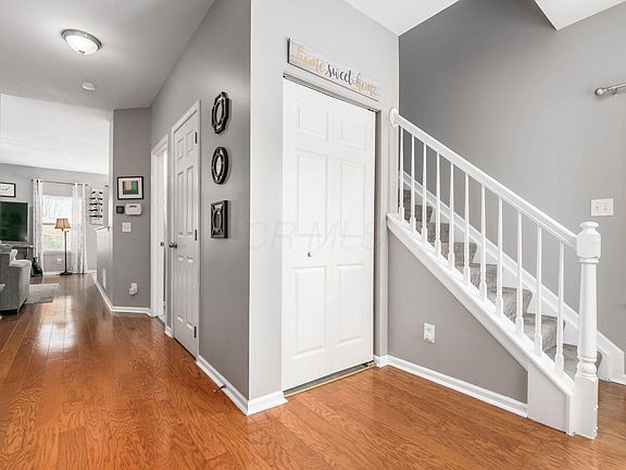 Foyer - 657 Grove Cir