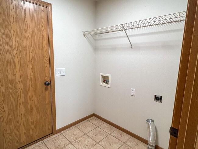 Foto del edificio - 3 Bedroom 2 Bathroom 2 CAR GARAGE