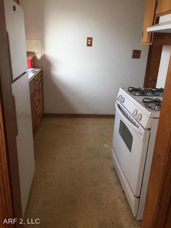 Building Photo - 2 br, 1 bath House - 9801 E 69th Street