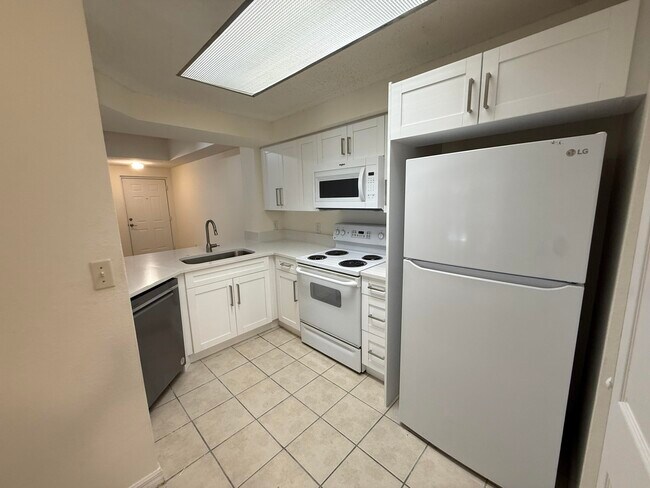 Building Photo - 3020 Alcazar Pl