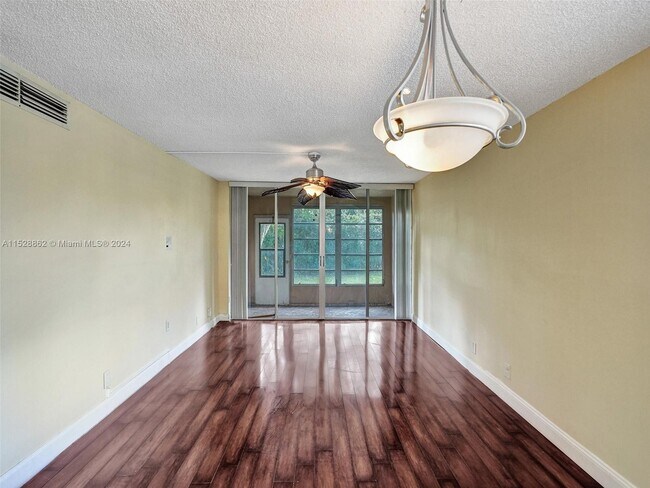 Foto del edificio - 9470 Live Oak Pl