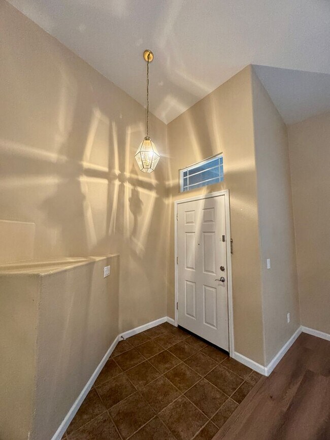 Foto del edificio - Spacious 3 Bedroom 3 Full Bathrooms Available Now!