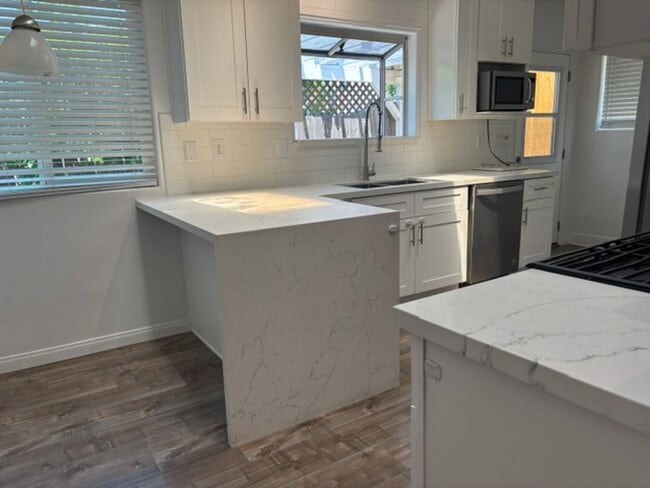 Building Photo - Remodeled 3 Bed 3 Bath House with Jacuzzi and Detached Office!