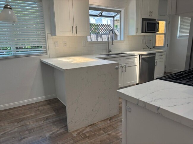 Foto del edificio - Remodeled 3 Bed 3 Bath House with Jacuzzi and Detached Office!