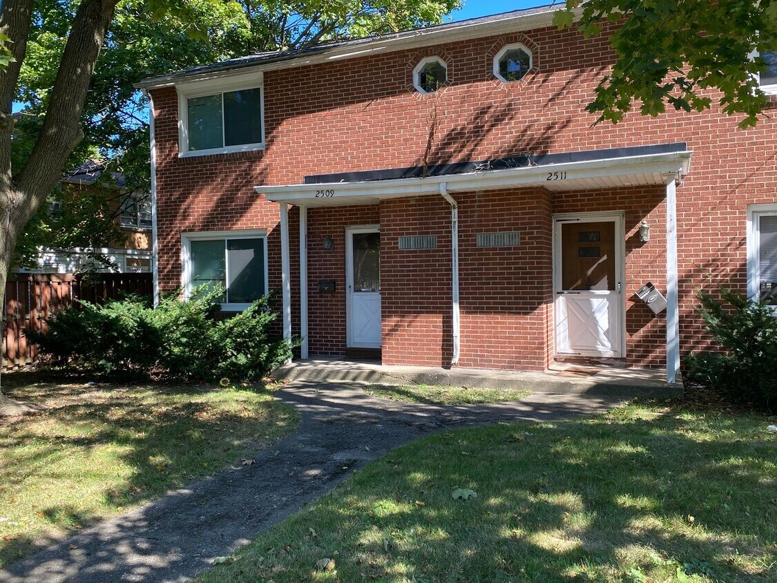 Primary Photo - 2509-2511 Portage